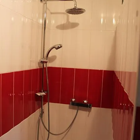 D'hotes L'aubaine Avec Jacuzzi Bed & Breakfast
